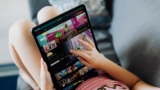 El fallo de ubicación en Netflix que todavía te permite compartir cuenta